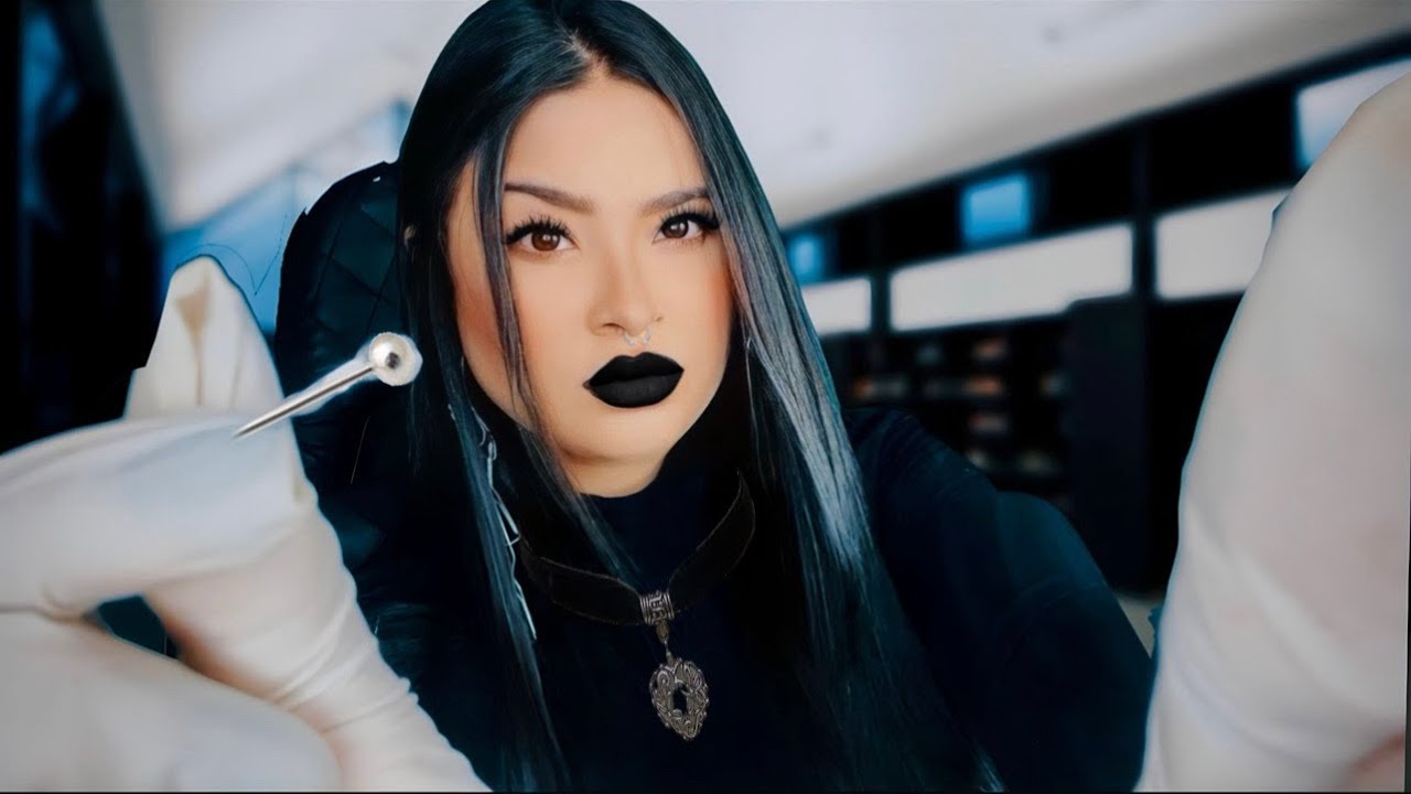 ASMR:GAROTA GÓTICA COLOCA PIERCING EM VOCÊ !
