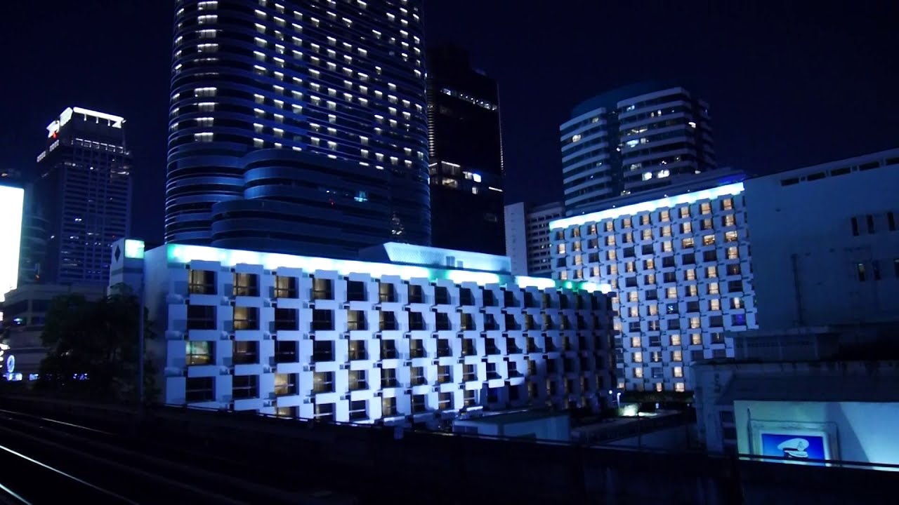 สถานีรถไฟฟ้าชิดลม Chidlom Station at night