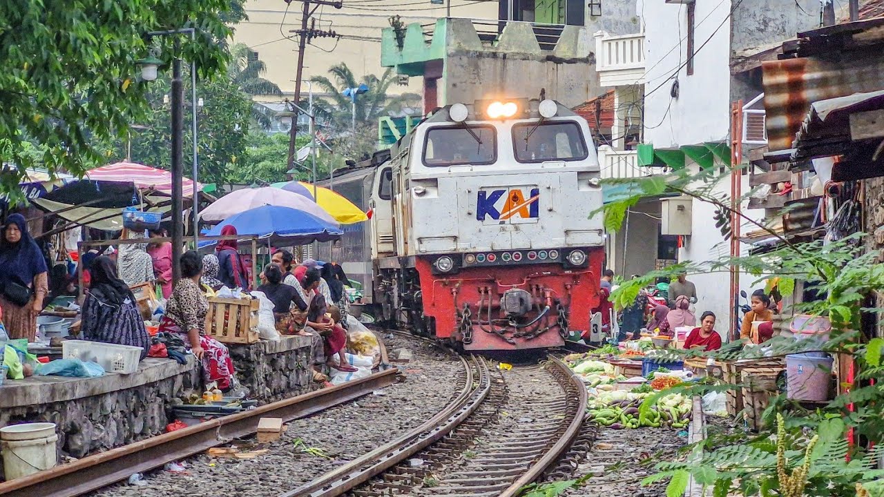 SUPER MEPET!! KERETA BLUSUKAN DI TENGAH PASAR EKSTRIM KOTA SURABAYA | Kereta Api Pagi di Pasar Dupak