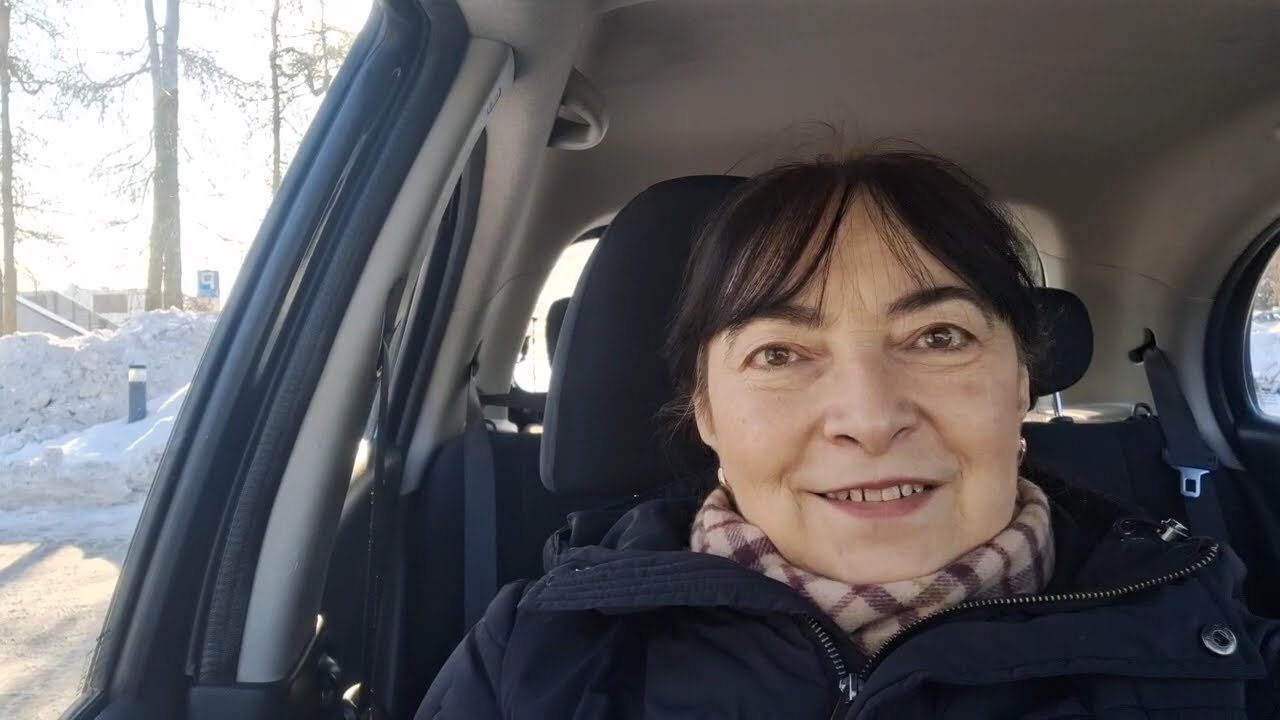 Как трудно автомобилистам в снежную пору! Еду на распродажи.