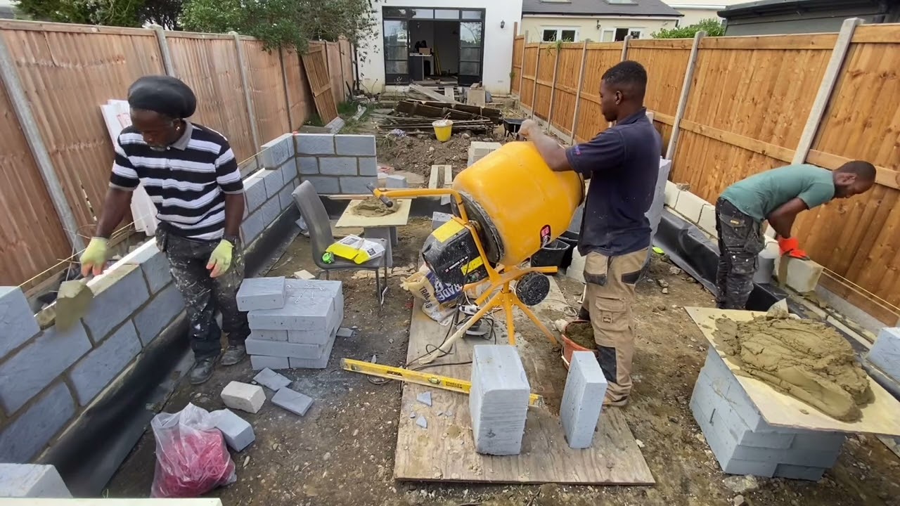 Block laying the garden office - Building a MODERN Garden office - Ep 6