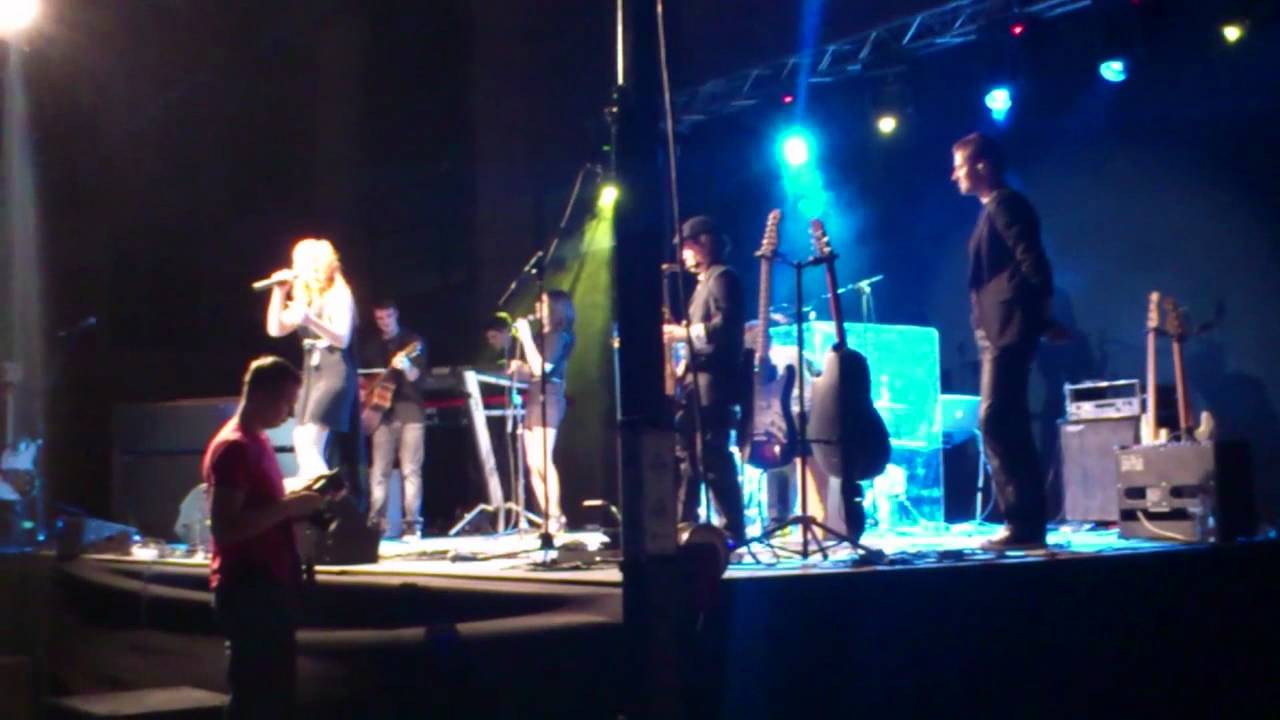 Nina Pu&scaron;lar - Med vrsticami (LIVE)