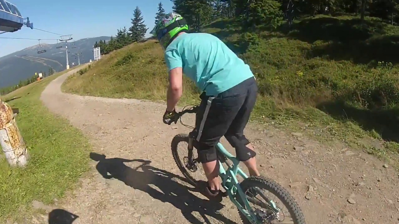 Bikepark Downhill Action in Spindleruv Mlyn Tschechien der Freeride Trail