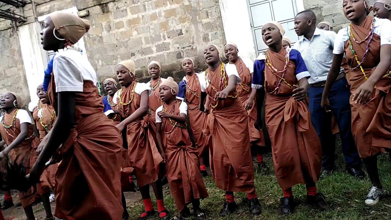 Ngucu performed by majimazuri teens