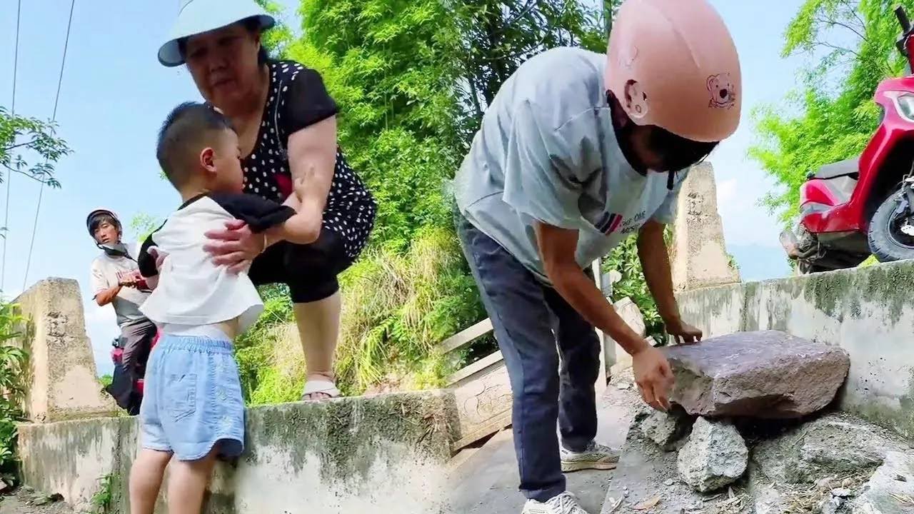 美女带娃遇超高台阶进退两难，善良小伙主动搬来石头，暖心举动温暖路人！#正能量