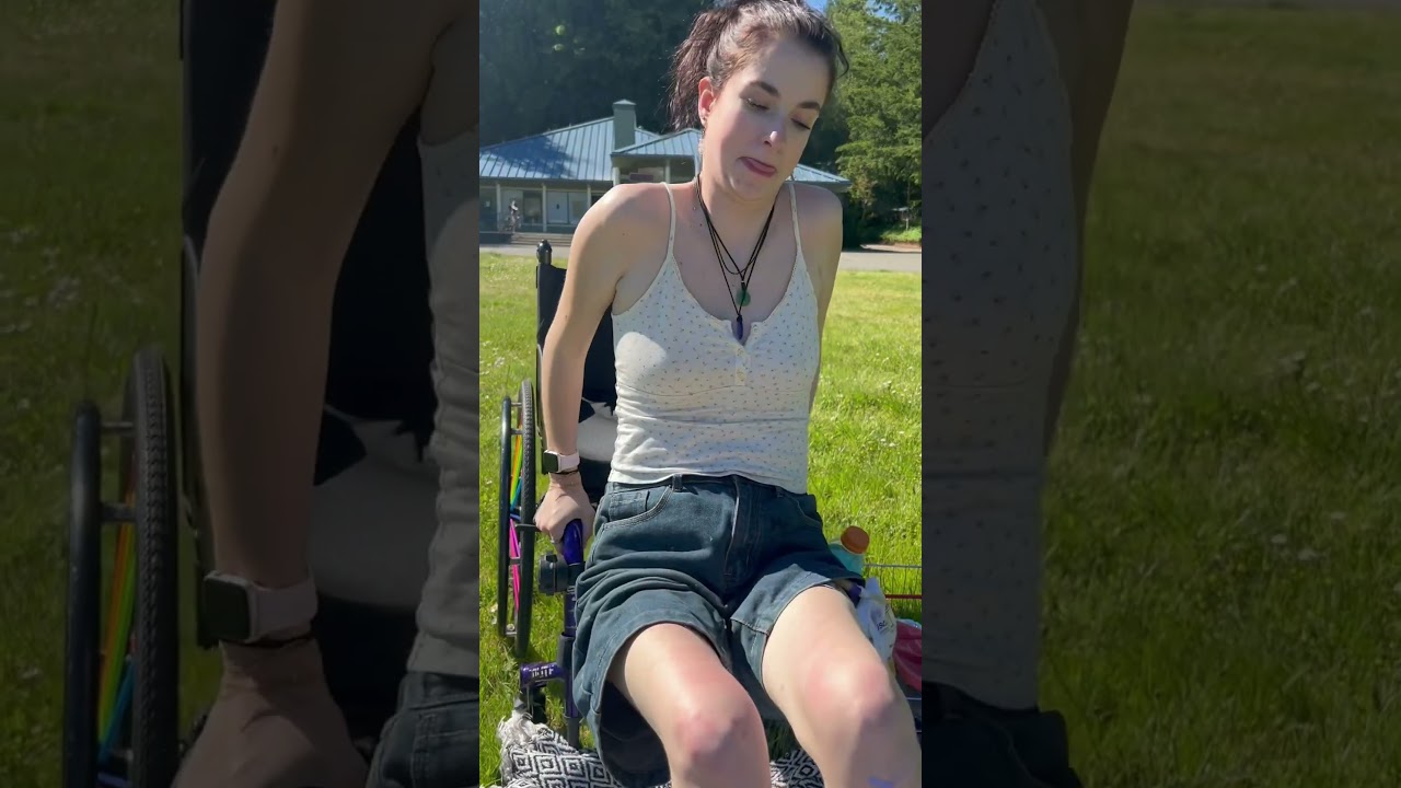 HOW I DO MY FLOOR TO WHEELCHAIR TRANSFERS AS A PARAPLEGIC!? ♿️👀 #shorts #adaptive #viral #fyp