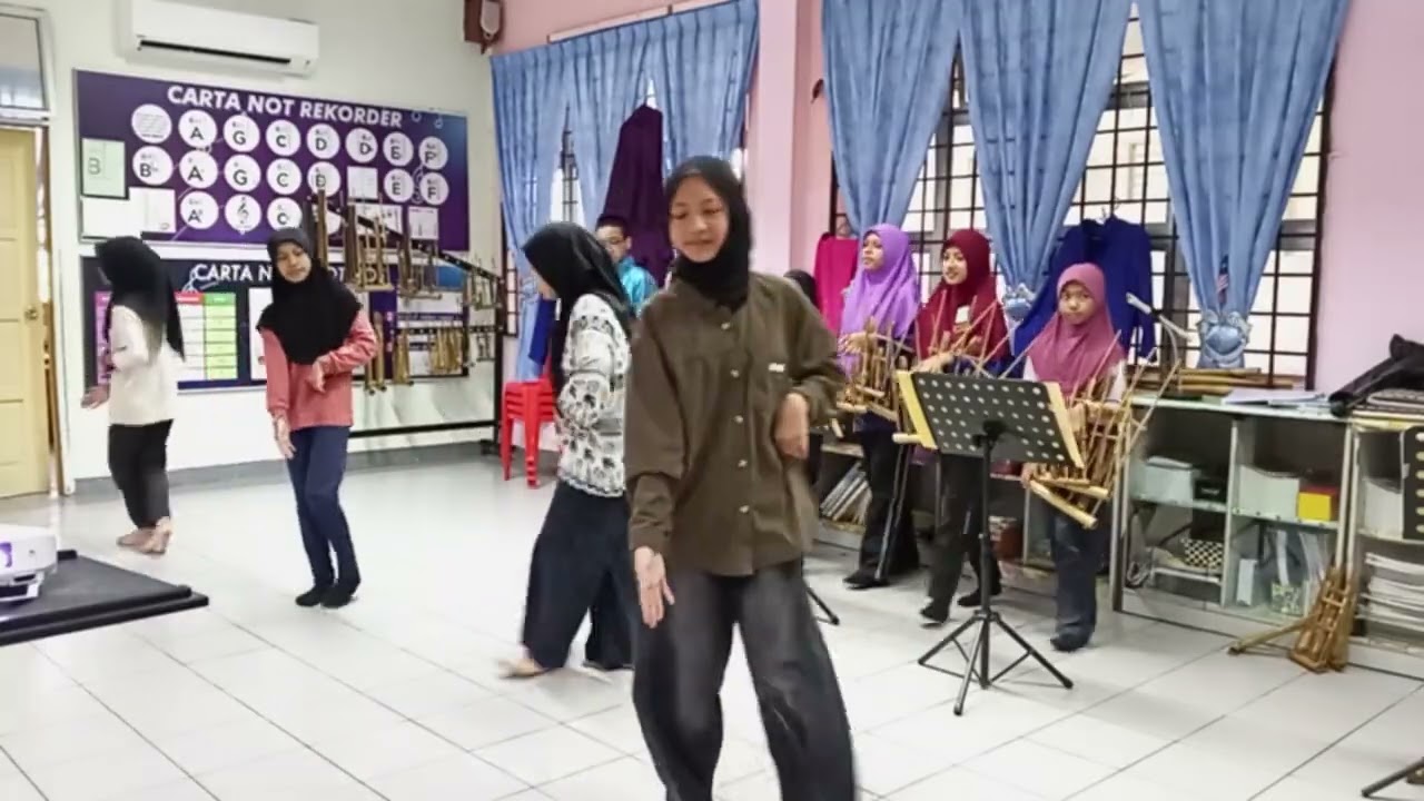 Tarian Muzikal Angklung Stajana Warisan Seni