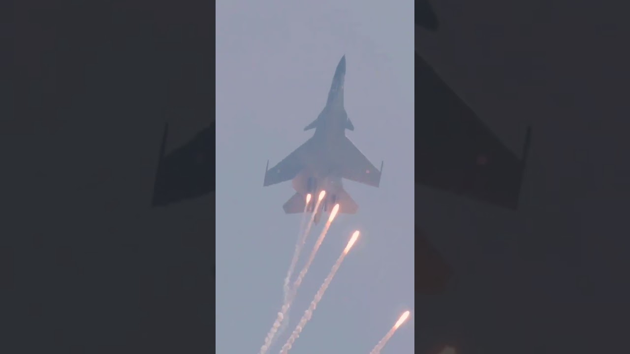 IAF Sukhoi Su-30MKI Fighter Jet Releasing Flares during Chennai Air Show 2024