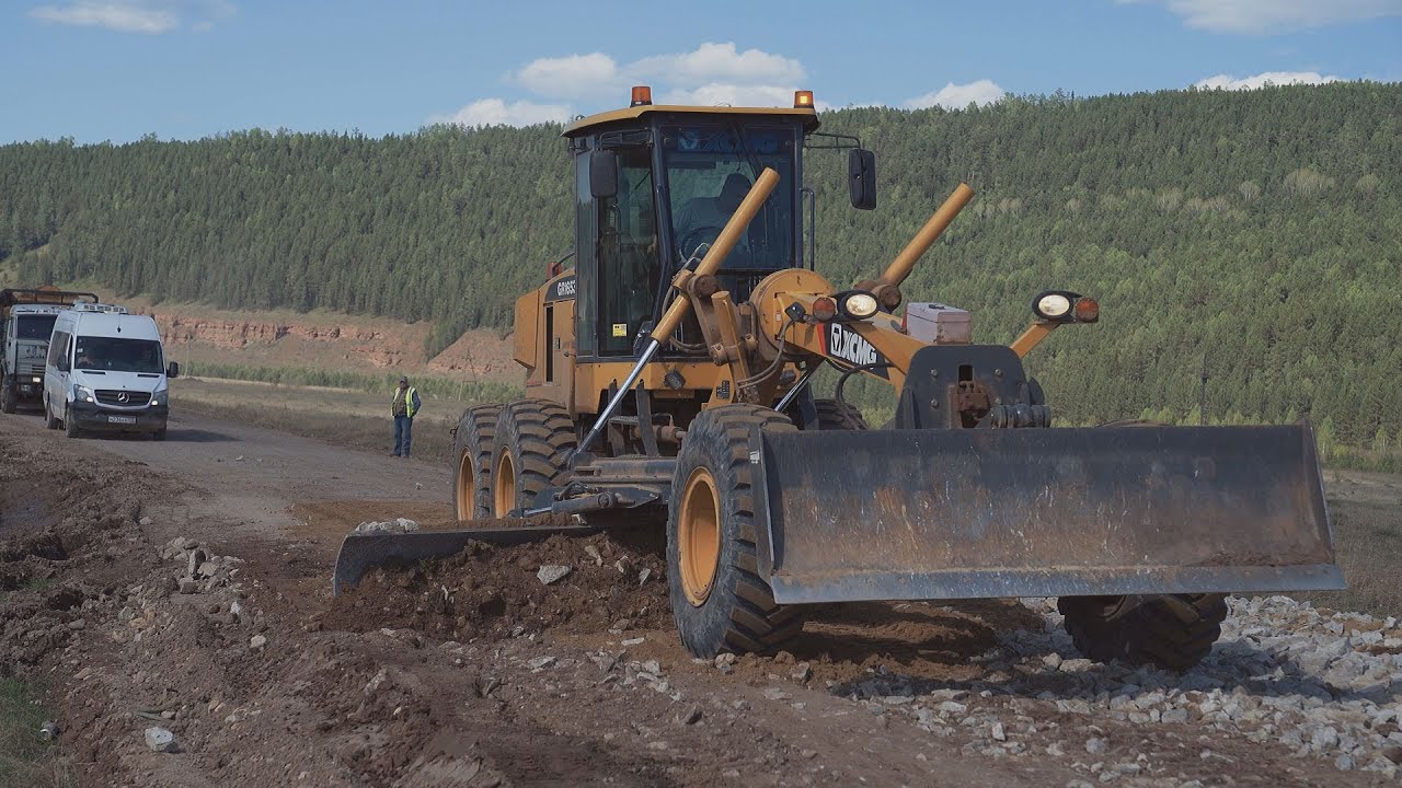 ДСИО восстанавливает разбитую большегрузами дорогу до Жигалово