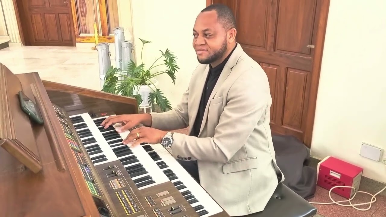 Mwimbieni Bwana wimbo mpya (Heshima na adhama) || D. Milenguko