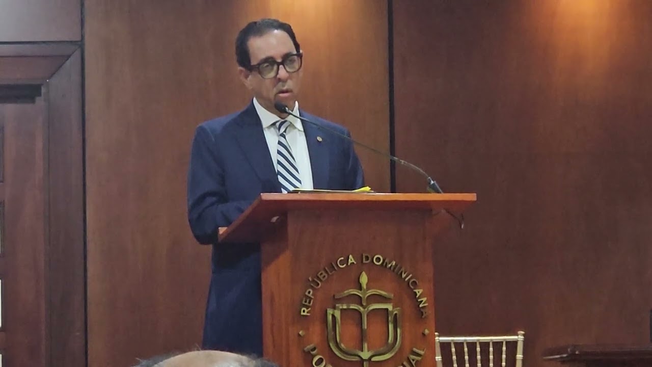 Juez de la Suprema, Herrera Carbuccia, expone los retos del derecho laboral
