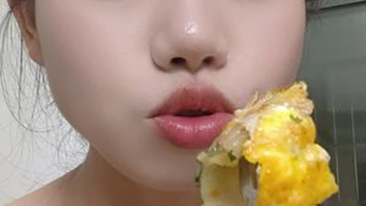 当东北老王给南方媳妇做东北烤冷面。老王以前是出过摊吗？这么好吃？东北口味的烤冷面，比我在这边买的都好吃，太厉害了。#南北差异 #吃货 #南方媳妇 #妈呀太香了 #东北人