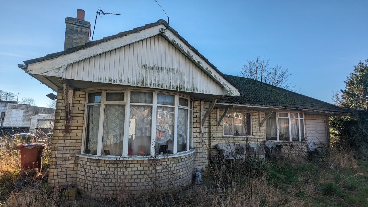 We Found An Abandoned Travellers Bungalow: Caravan & Truck Graveyard Lincolnshire Abandoned Places