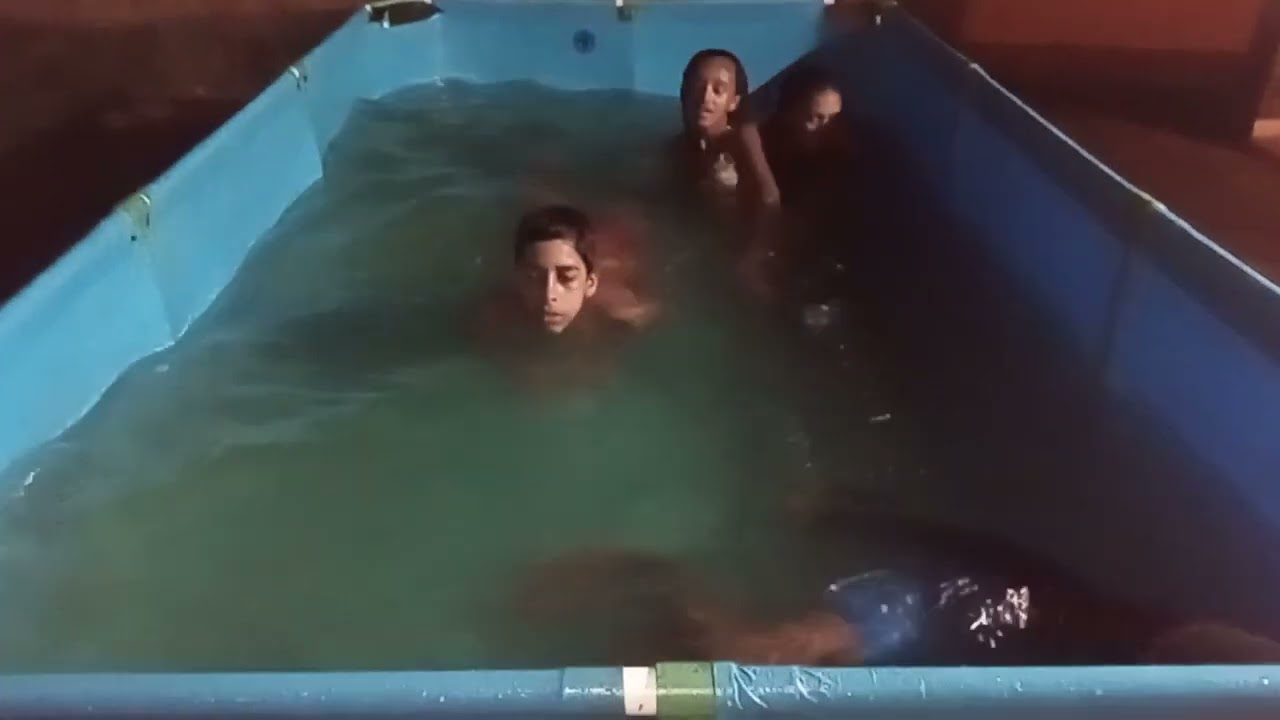 CRIANÇAS NA PISCINA EM CACARIA.