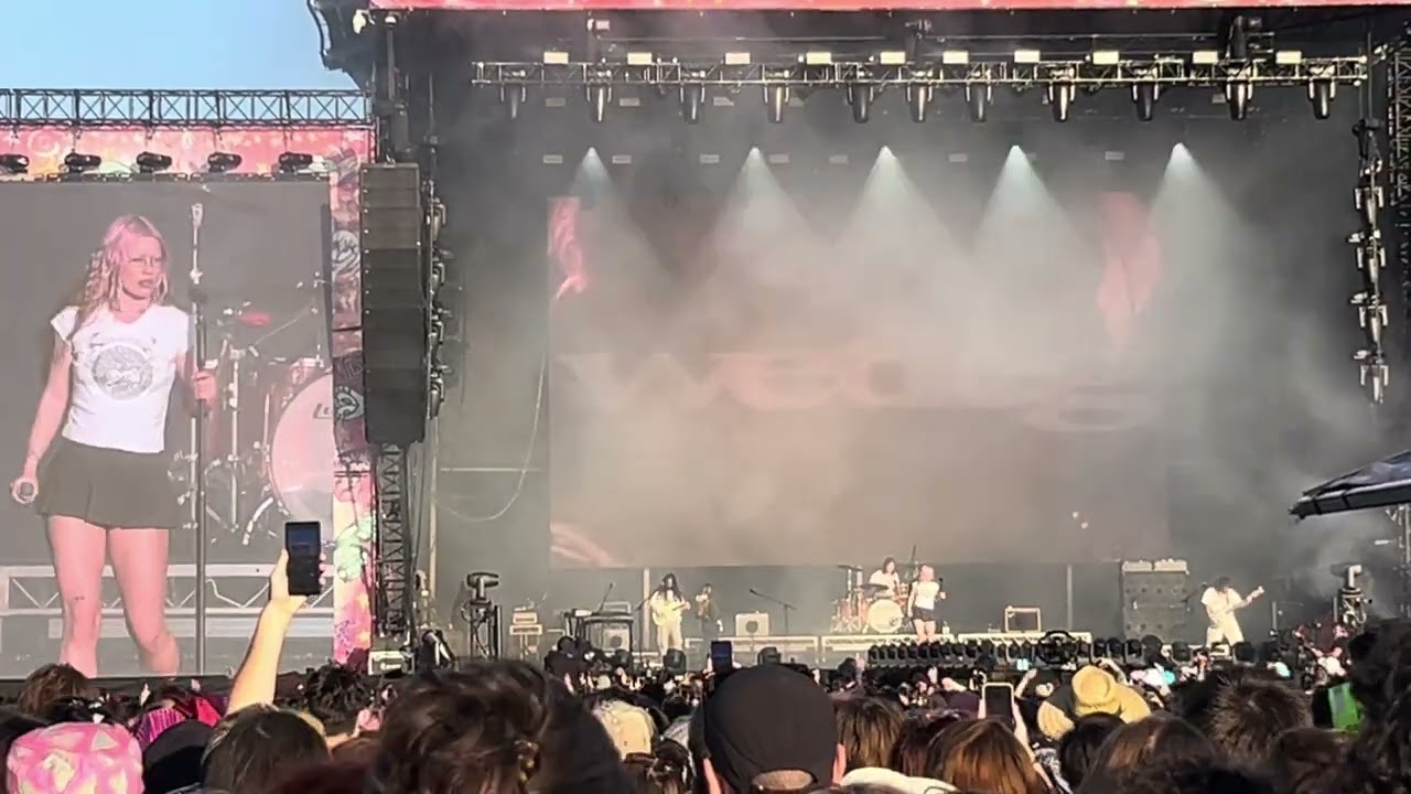 Wetleg Catch these fists Laneway Melbourne