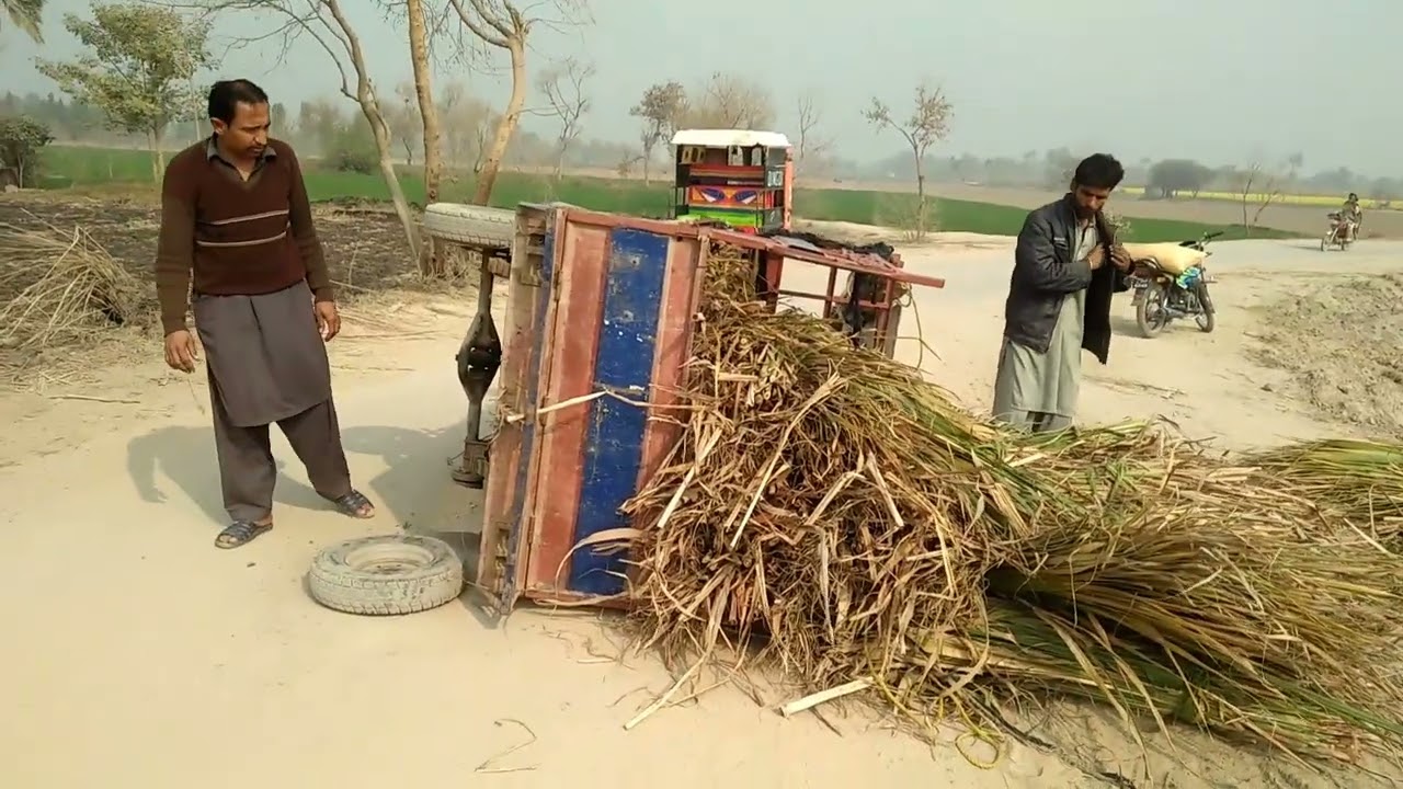rickshaw accident at road in pakistan