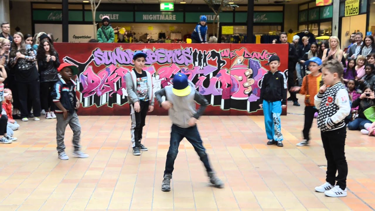 Kulturcentrum firar Dansensdag i Hallonbergens centrum 2013.