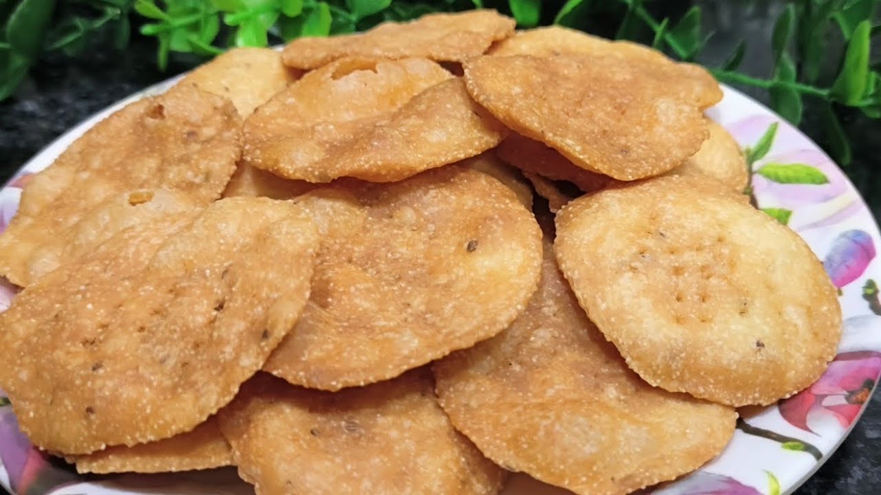 Ghr par bnaye bahr jesi mathri itni easy aur crispy bahr se laane ki jarurt he nhi 🥰😋🥰