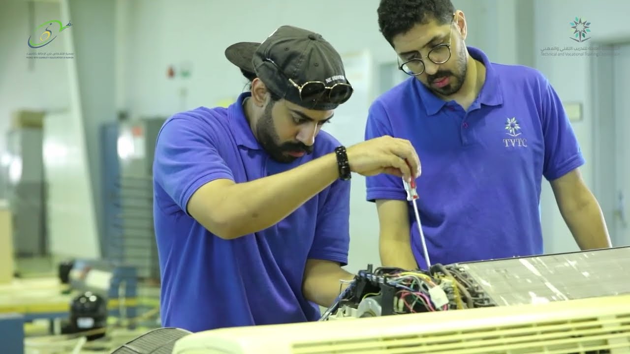 متدربون من ذوي الإعاقة السمعية ضمن برنامج تمكين يتدربون على أعمال التكييف والتبريد