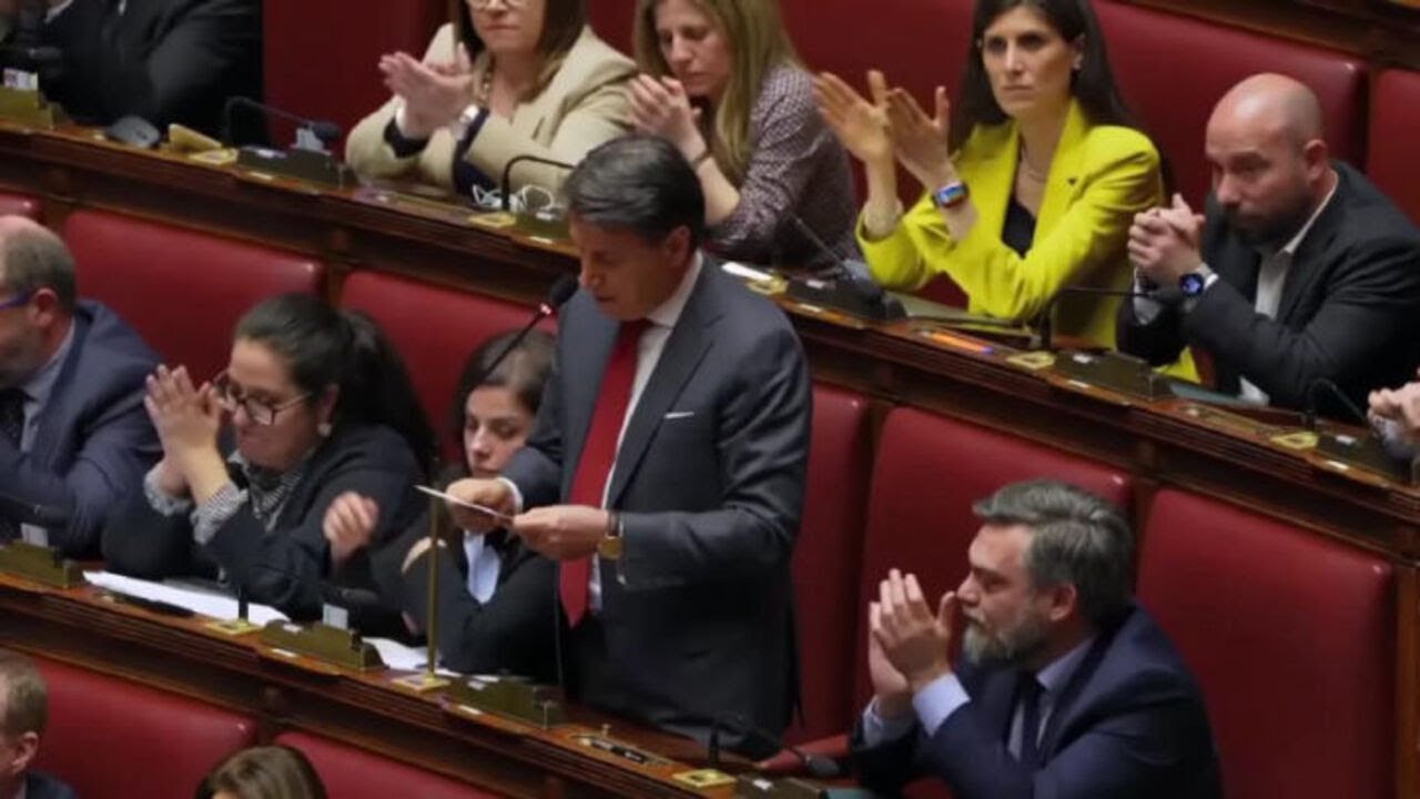 Conte a Meloni: Le manca la schiena dritta, è subordinata a Trump