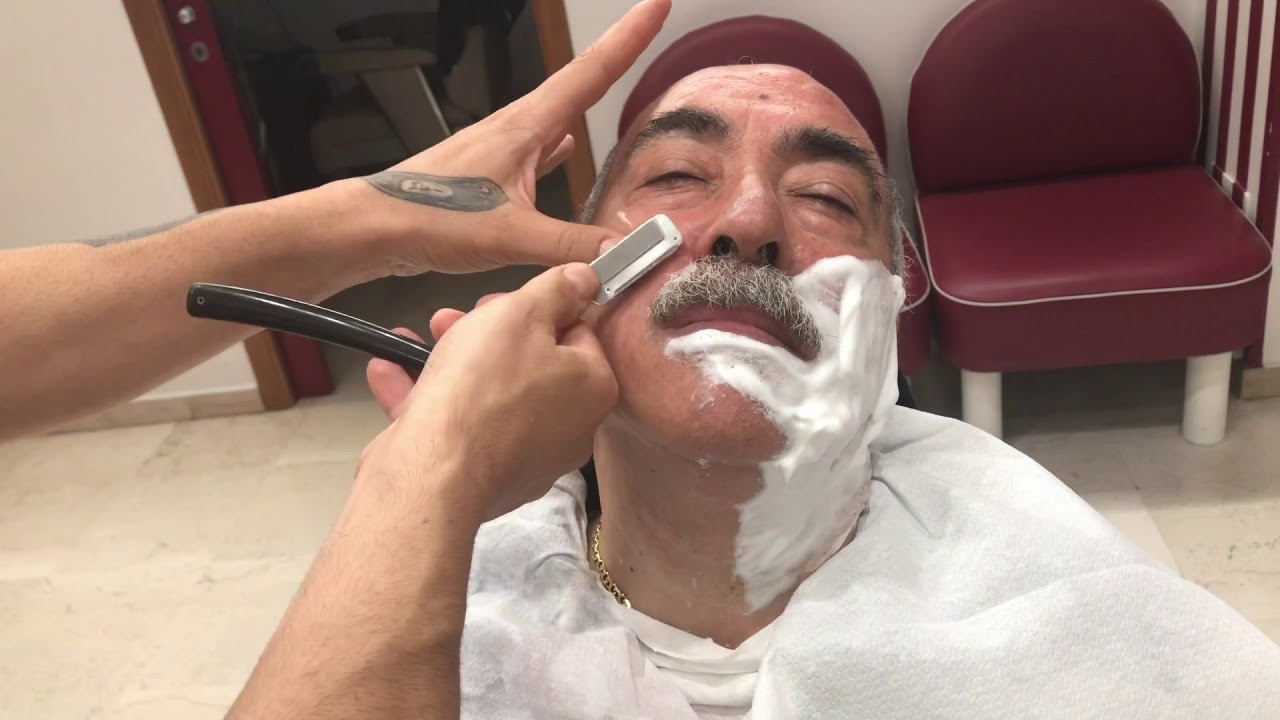 Barba con rasoio mano libera