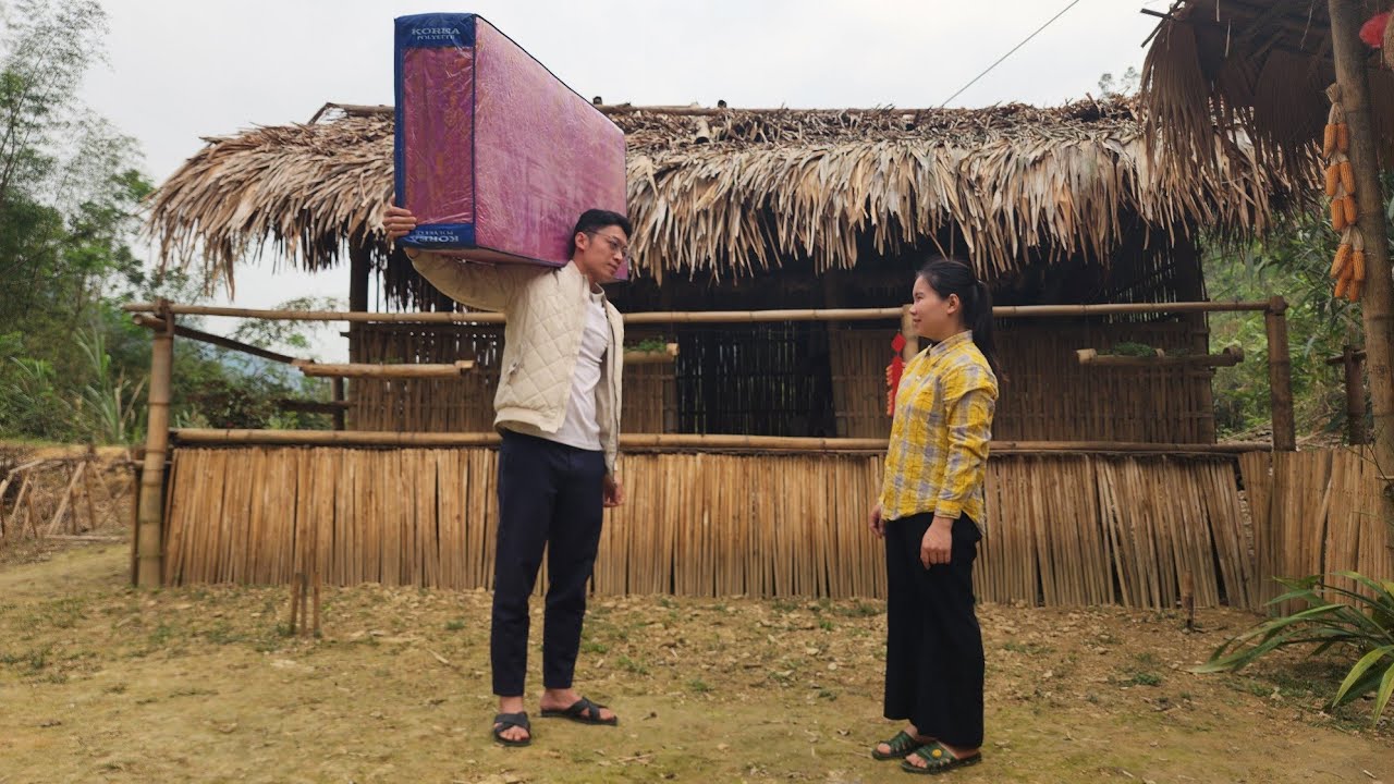 Young girl: happy to receive gifts and warm kisses from the prosecutor. Lý Tử Lindan