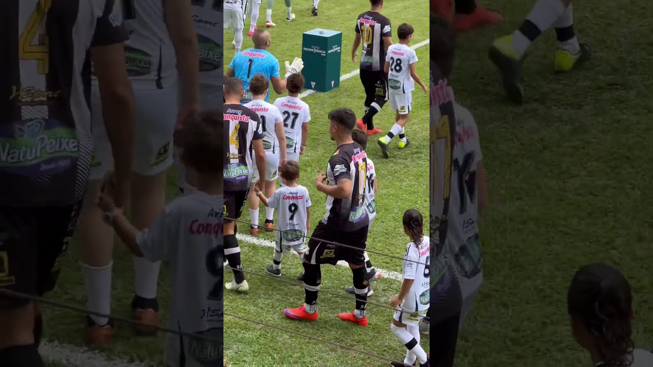 Mateus e Pedro entrando no gramado com time do Democrata