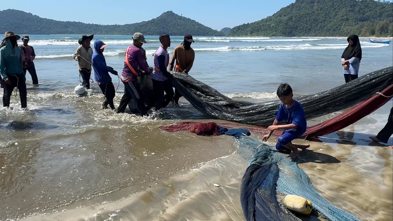 OMG‼️ Traditional Fishing Technique On The Shore 🤩