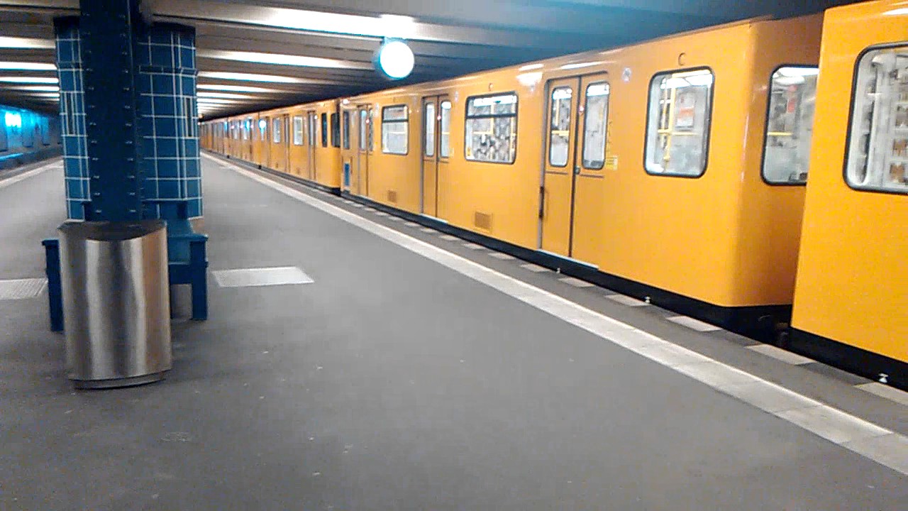 Wir Pranken Den U-Bahnfahrer Mit einem Stein In der T&uuml;r