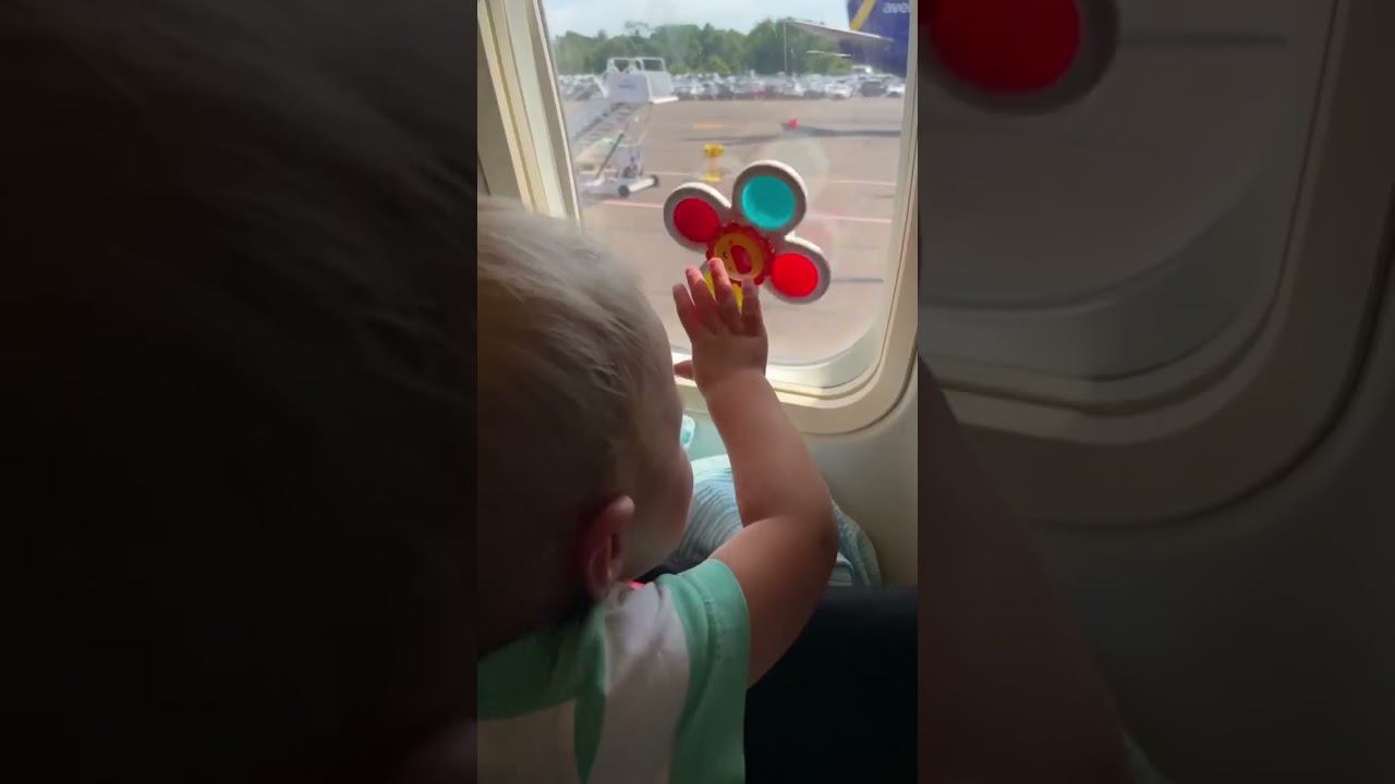 Baby travel toy #babytraveltips #travelwithbaby #travelwithtoddlers #flyingwithbaby #familytraveltip