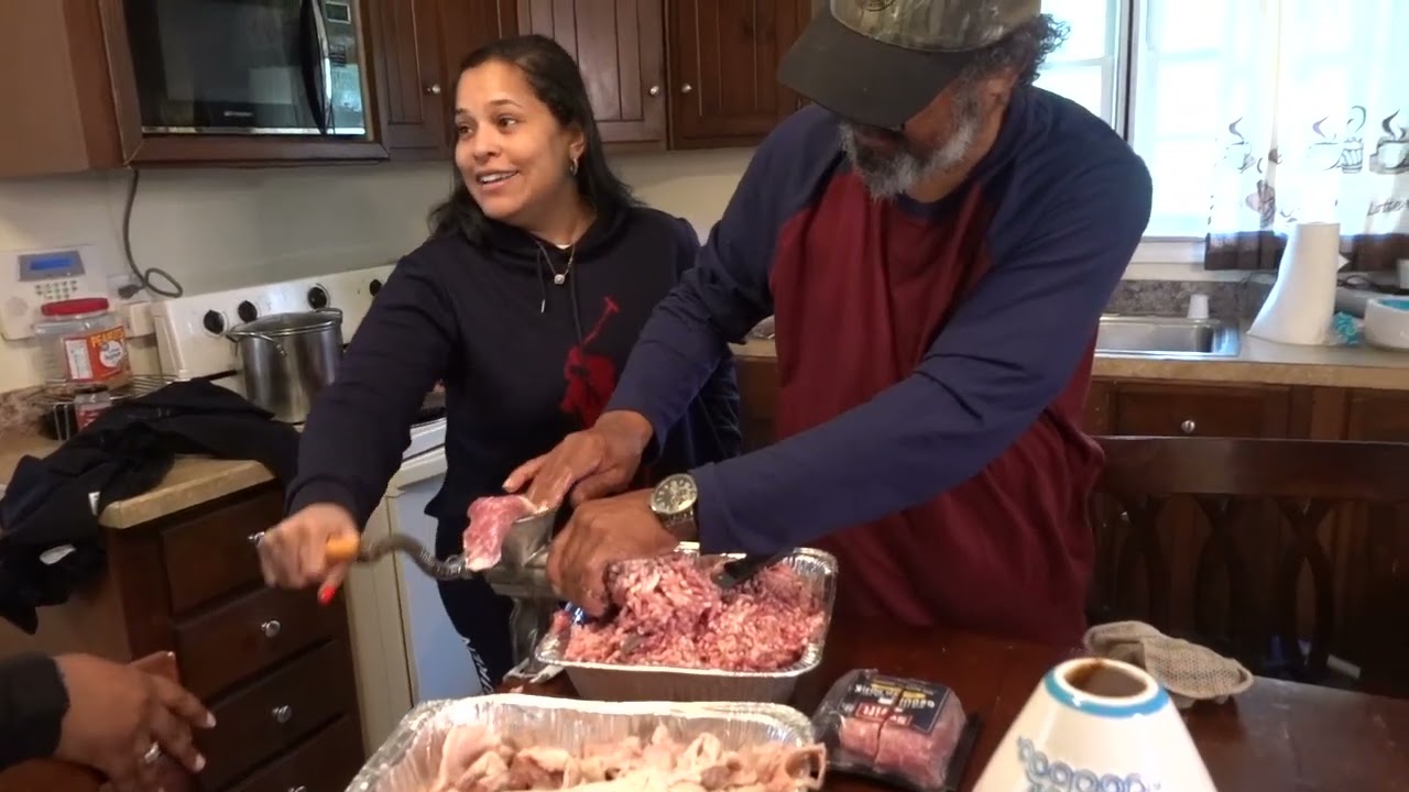 MAKING HOMEMADE SAUSAGE (Country Style) Everybody has to help out!