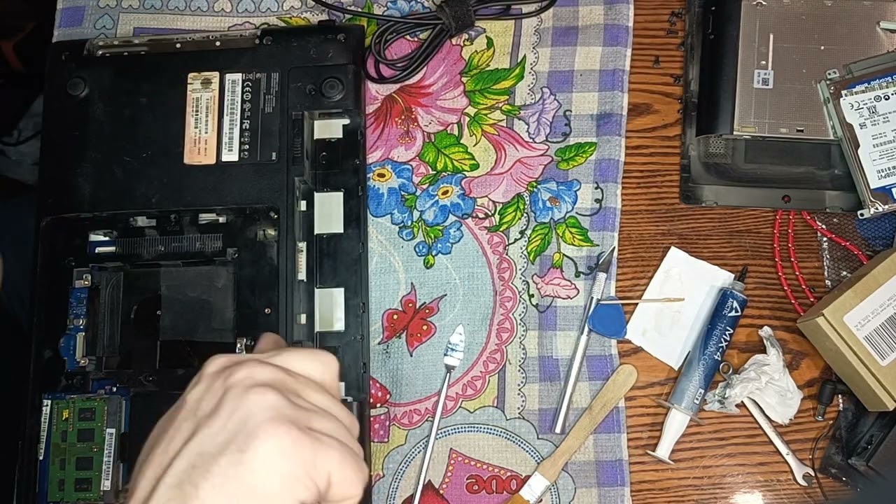 Сборка ноутбука Samsung NP305, а так же установка SSD диска+HDD