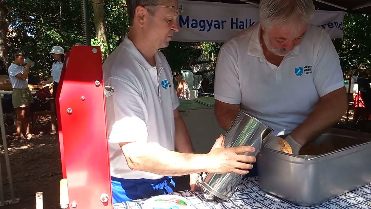 2024.07.27. HALKOLBÁSZ KÉSZÍTÉS A NAGYKÖRÜI HALKOLBÁSZ FESZTIVÁLON.  Fényképezte: Papp György.
