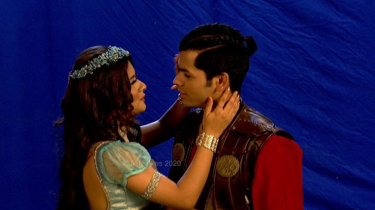 Romantic Scene between Jasmine and Aladdin | Aladdin Naam Toh Suna Hoga