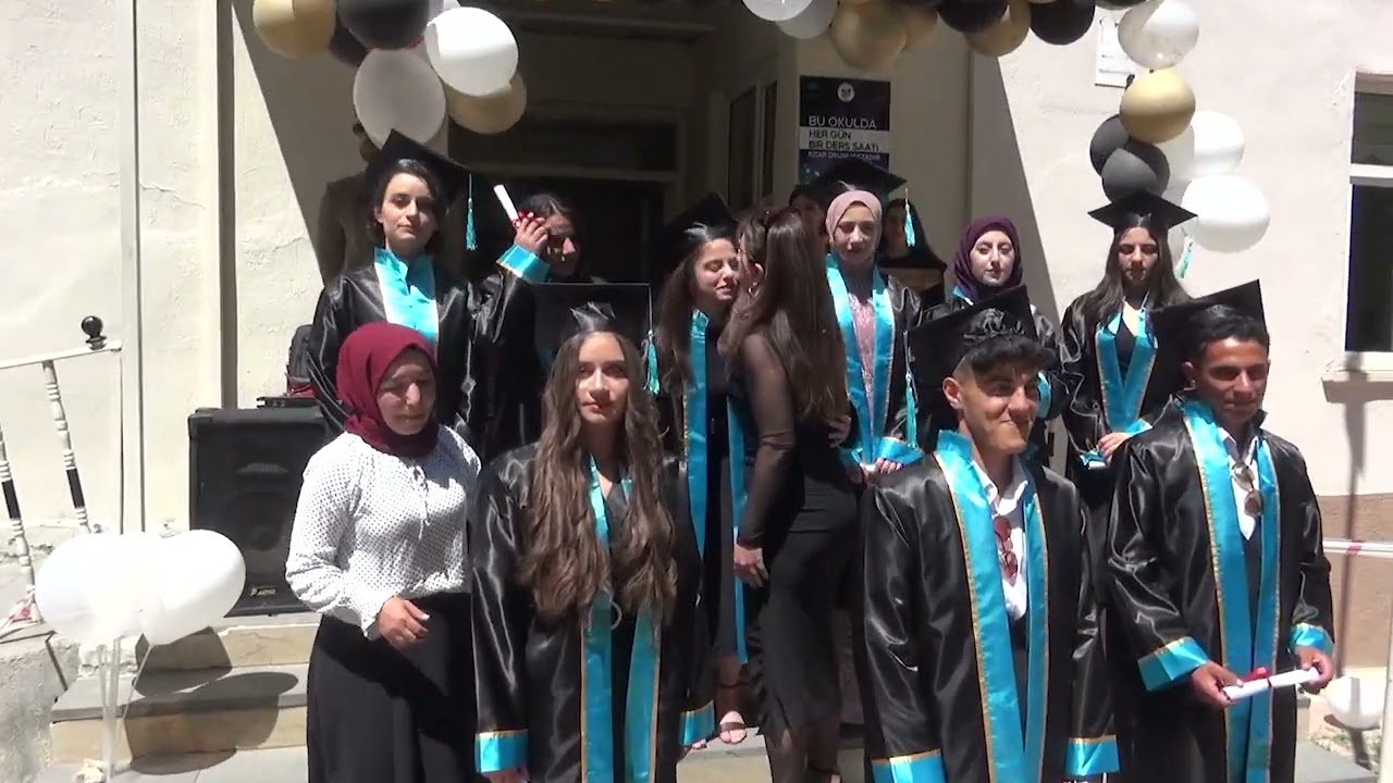 Gürpınar Van Et Lisesi 12'nci sınıf öğrencilerin mezuniyet töreni