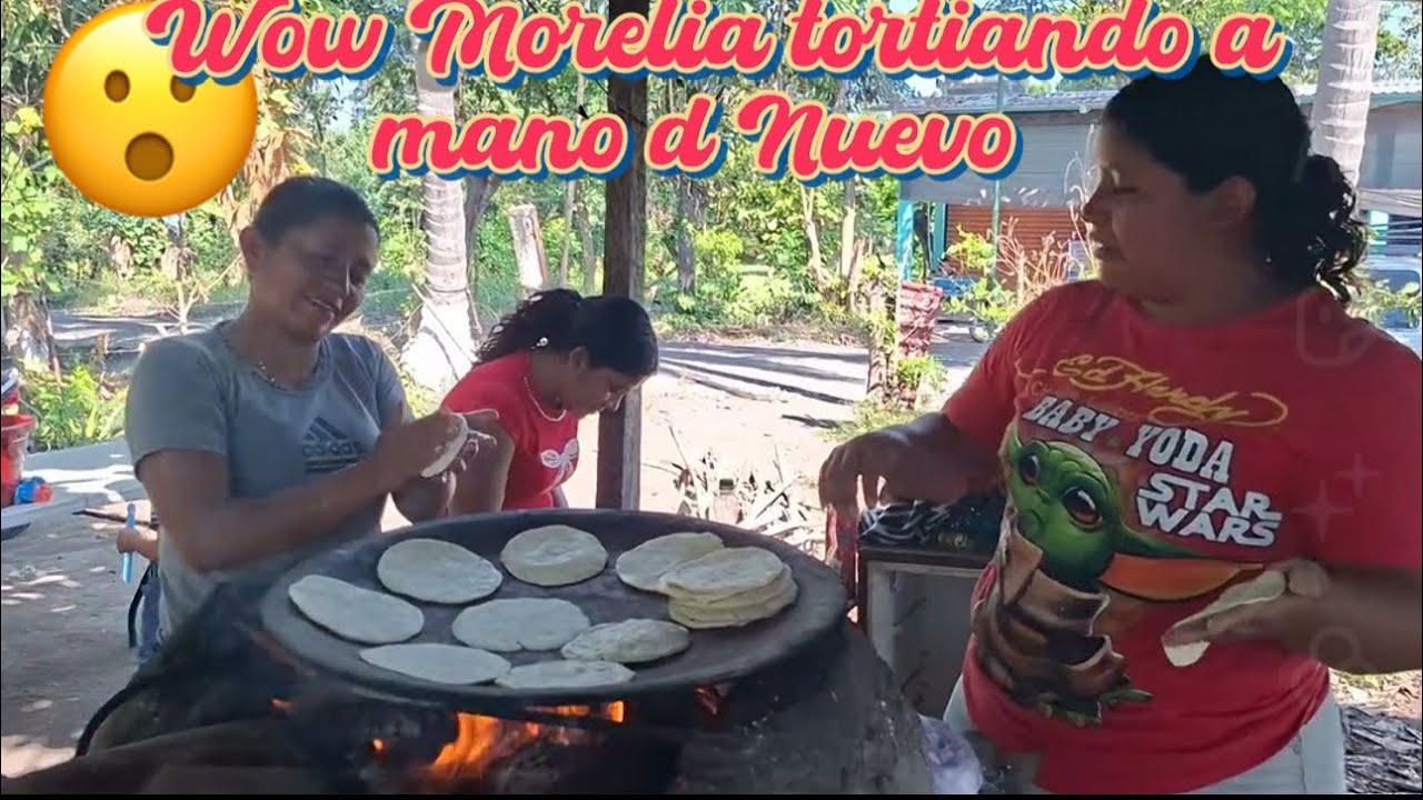 😋Que rico con queso bresco las tres tortiando a mano quien sera la mera mera para las tortillas 😊