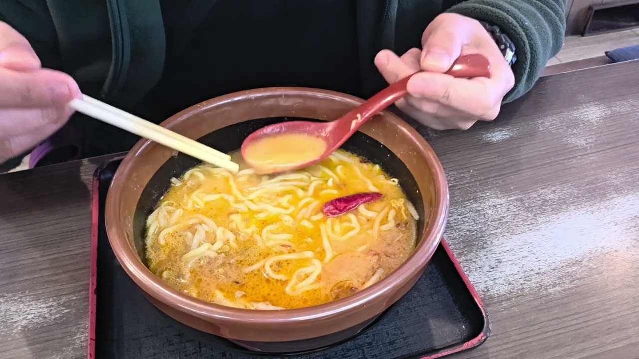 お馴染みの、味噌蔵麺四郎知多店へ行き、北海道辛味噌野菜ラーメンを、炙りチャーシュー一枚サービスして貰い、堪能している所を、撮影してみました。