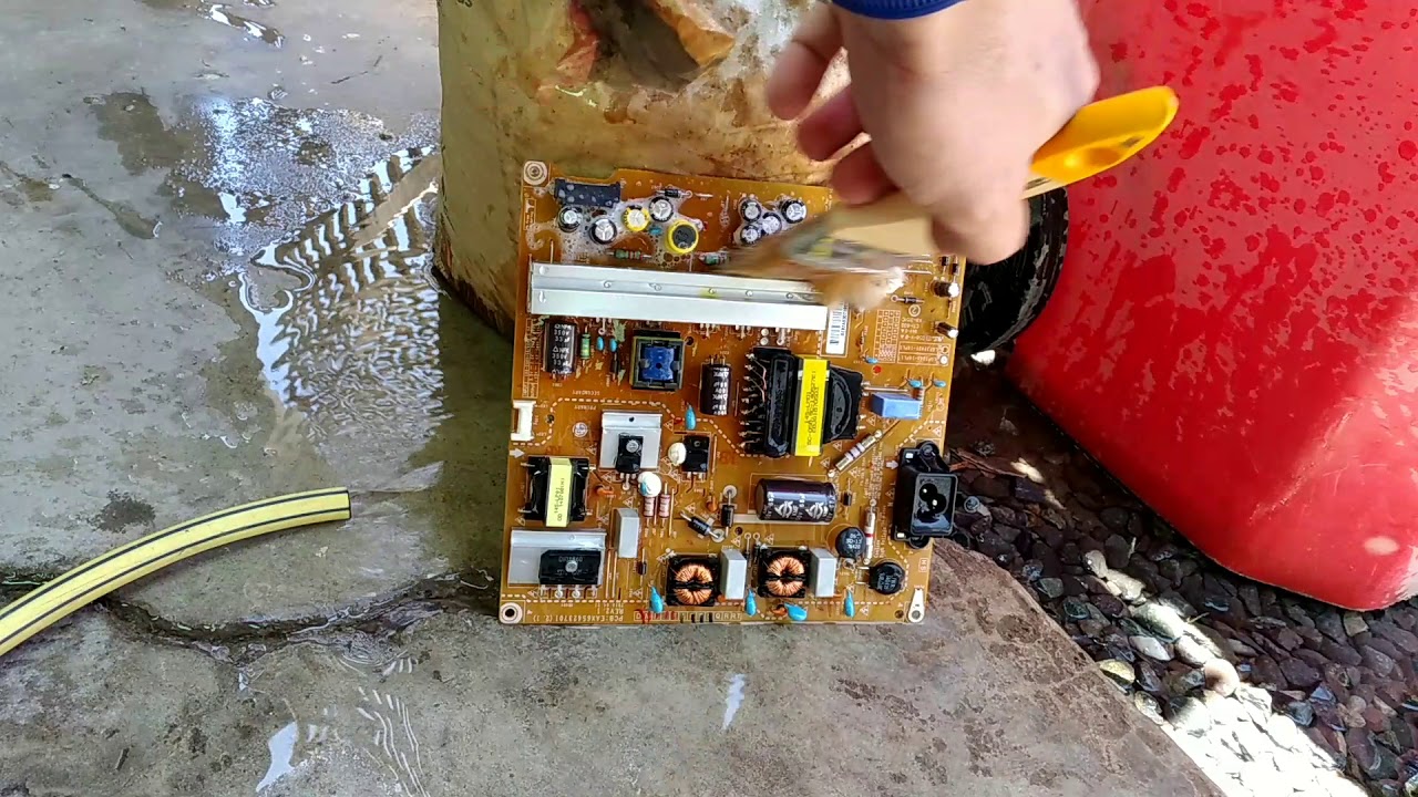 SE PUEDE LAVAR UNA PLACA CON AGUA Y JABON? AQUI TE LO MUESTRO