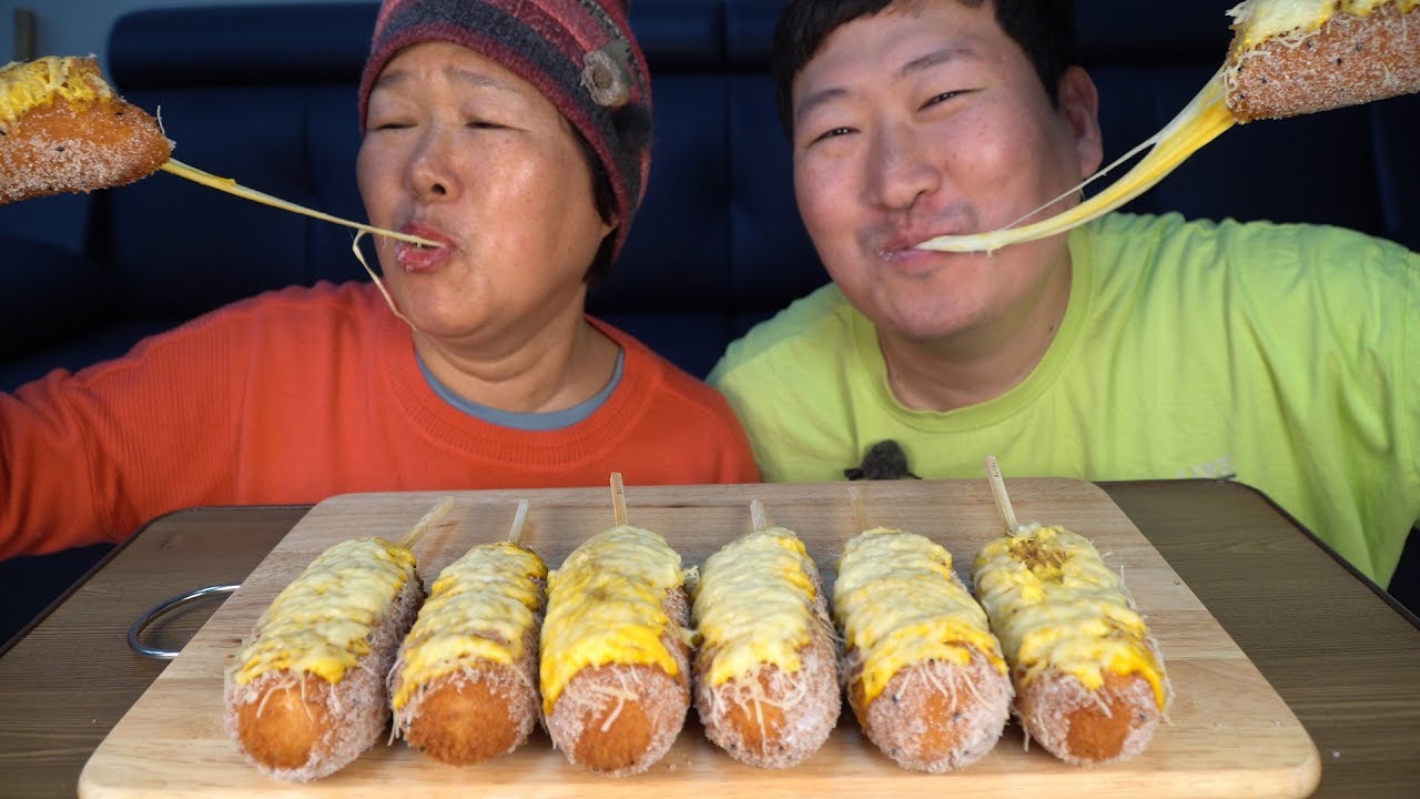 어머니가 좋아하시는 치즈가 가득 ~ 따따블 치즈 핫도그 (Double cheese corn dog) 먹방!! - Mukbang eating show