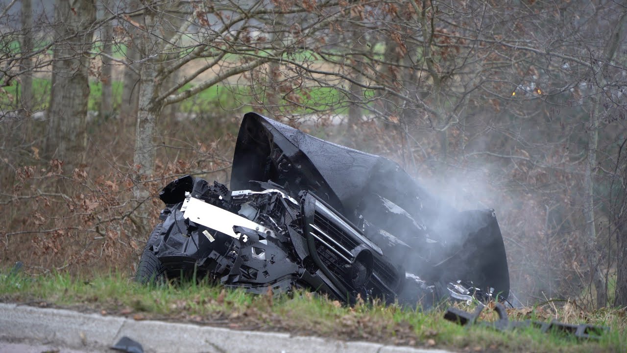 Auto vliegt uit de bocht, botst op boom en vliegt in brand op N979 bij Zevenhuizen