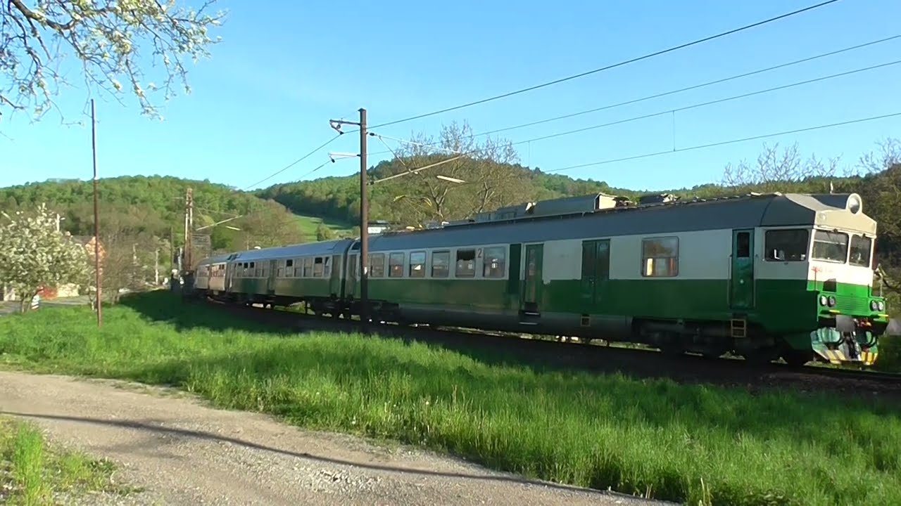 Posledný mohykán panťák 460.043-044 s ešte voňavým novým náterom v zastávke Obišovce