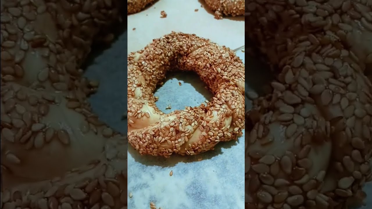 كامل تفرجتوا فالمسلسلات التركية البطل و البطلة في شوارع اسطنبول ياكلوا السميت  جبتلكم السميت لعندكم 