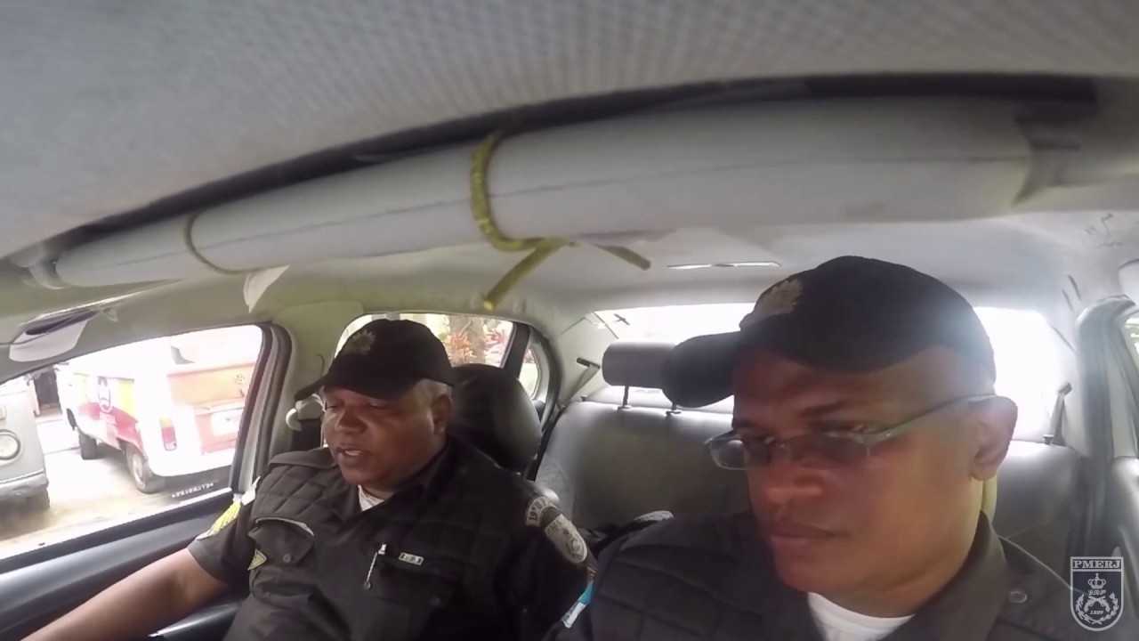 Conversa de policiais é filmada em viatura