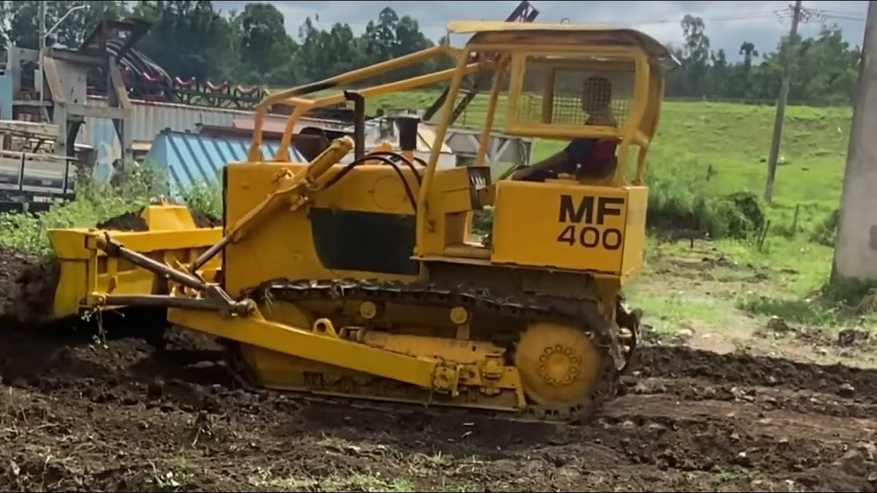 Trator de Esteira MF-400 Fazendo Embarcador