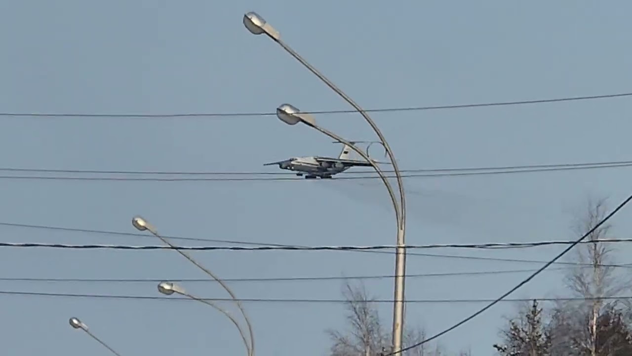 Ил-76 заходит на посадку 