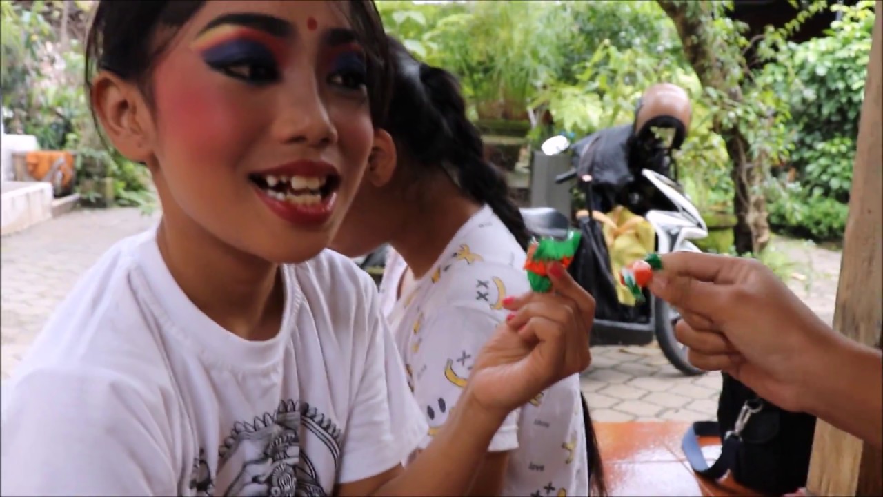Vlog: Hari minggu di Bali - upacara adat, latihan menari, dan nongkrong di sanggar
