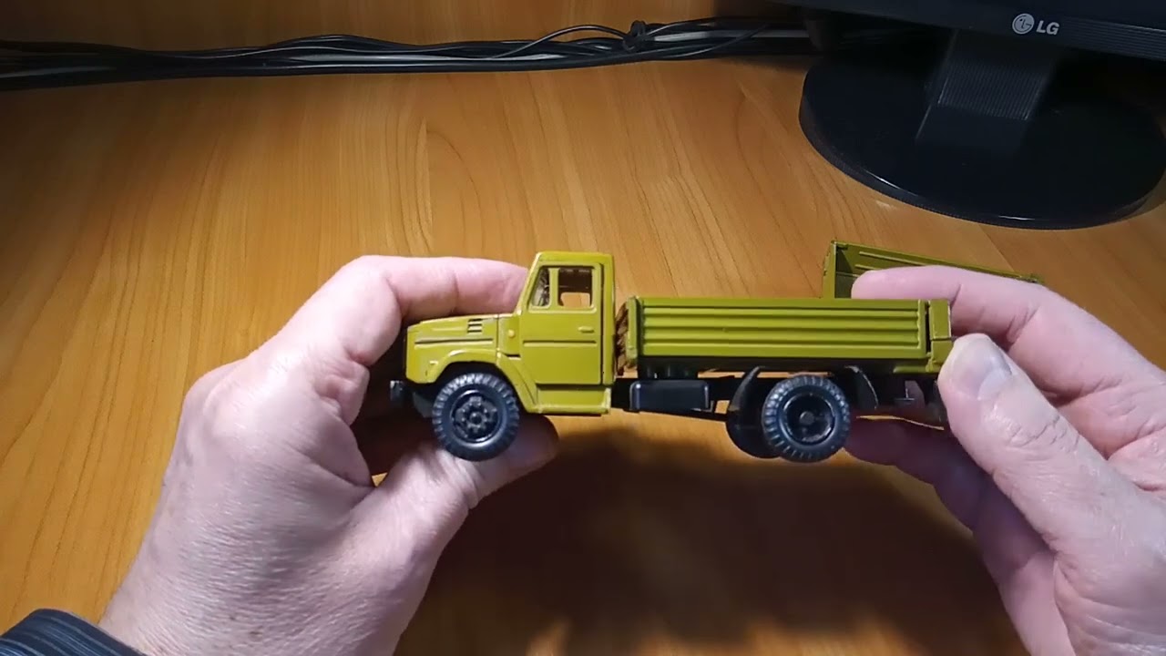 Automodell ZIL-4331. Der Lastkraftwagen mit Anh&auml;nger. Ma&szlig;stab 1:43. Die-cast. UdSSR