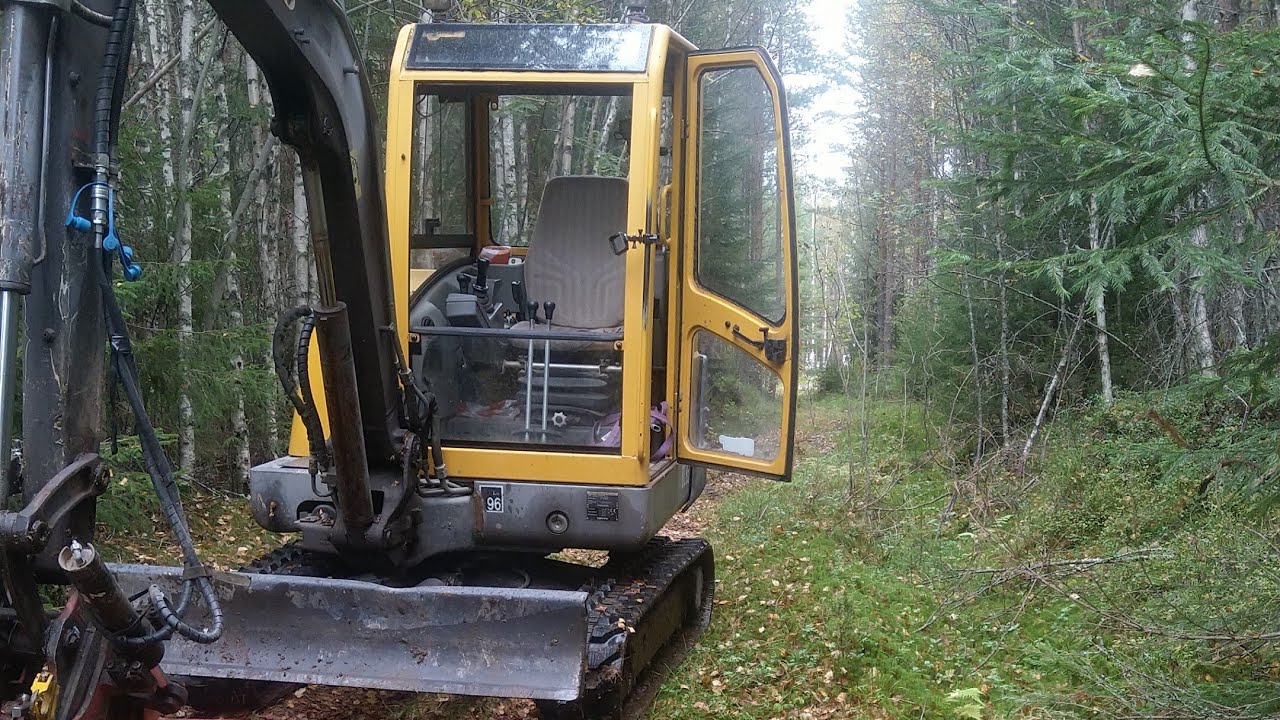 Volvo EC35 копает в доме соседа, чтобы проложить трассу для снегохода