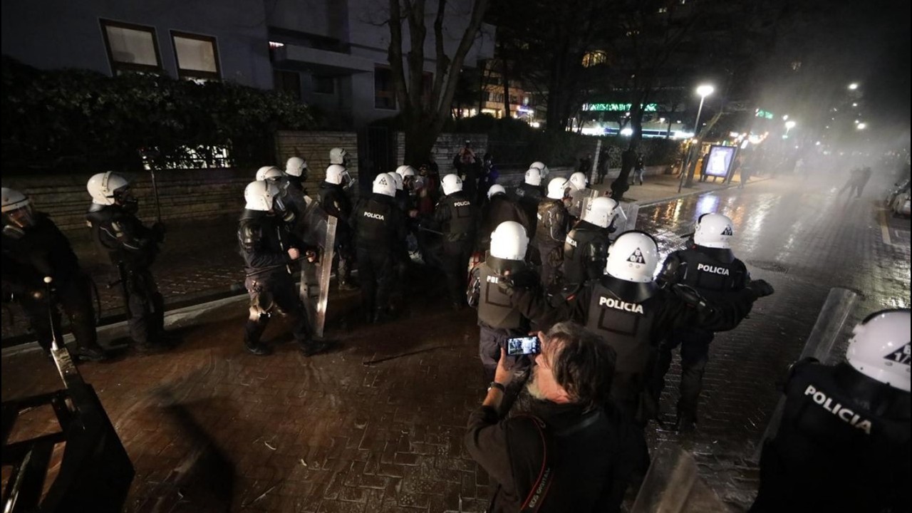 Molotovë dhe gaz lotsjellës te ish-Blloku, policia hap pas hapi me protestuesit