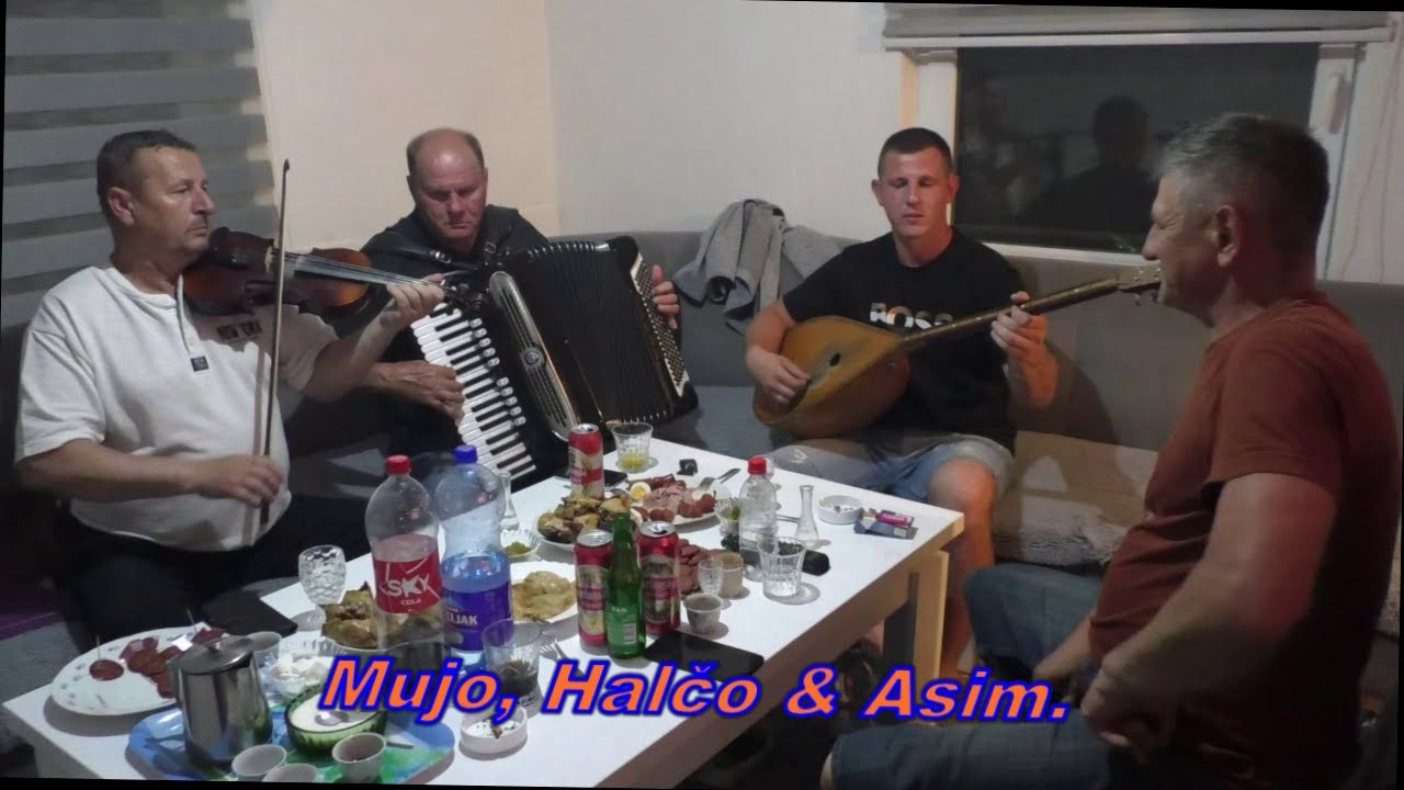 Zaspala Ajka djevojka, pjeva: Mujo, Halčo & Asim. Izvorno sijelo kod Rame.